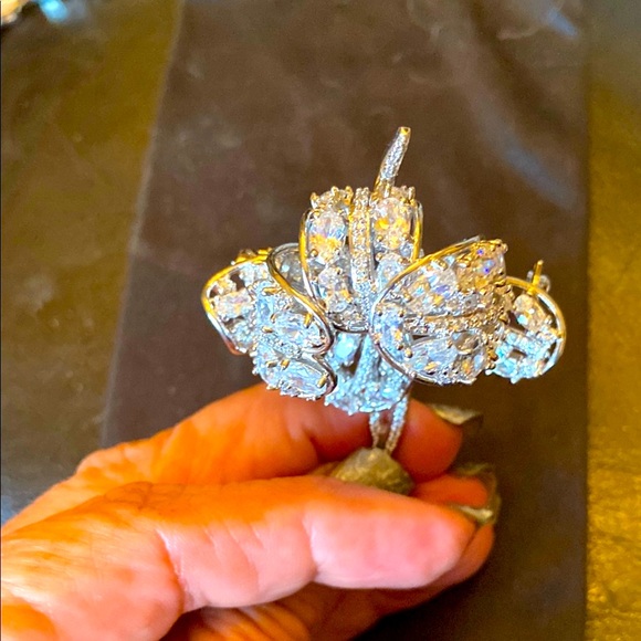 KJL Dazzling Vibrant Three Dimensional Silver Floral Rhinestone Brooch Signed - Picture 4 of 5